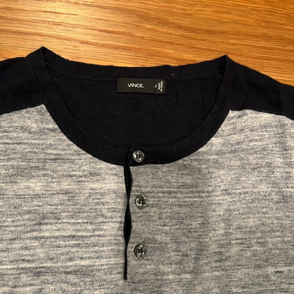 Vince Henley, size XL - Picture 2 of 2